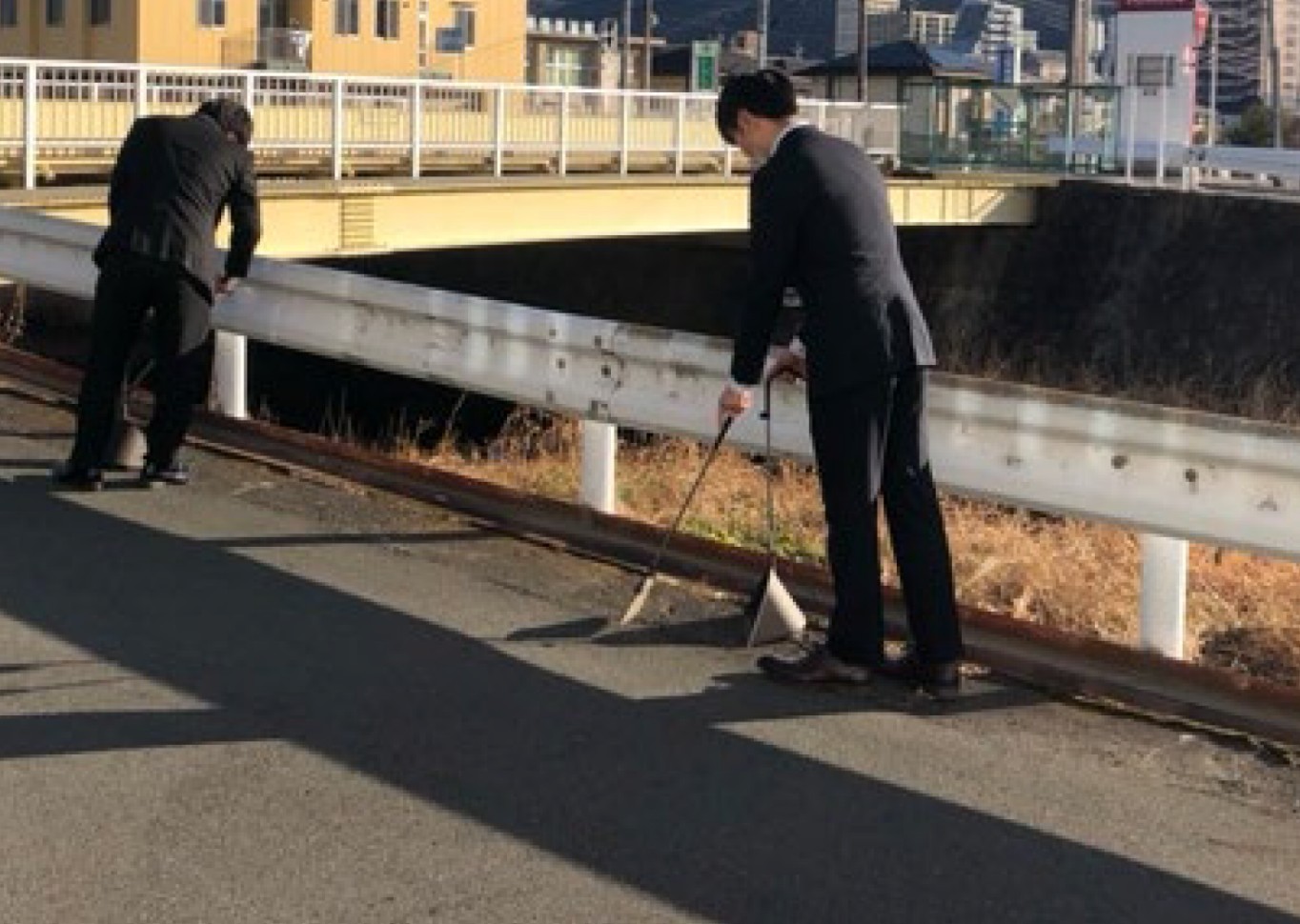 社員による清掃活動の写真(道路)