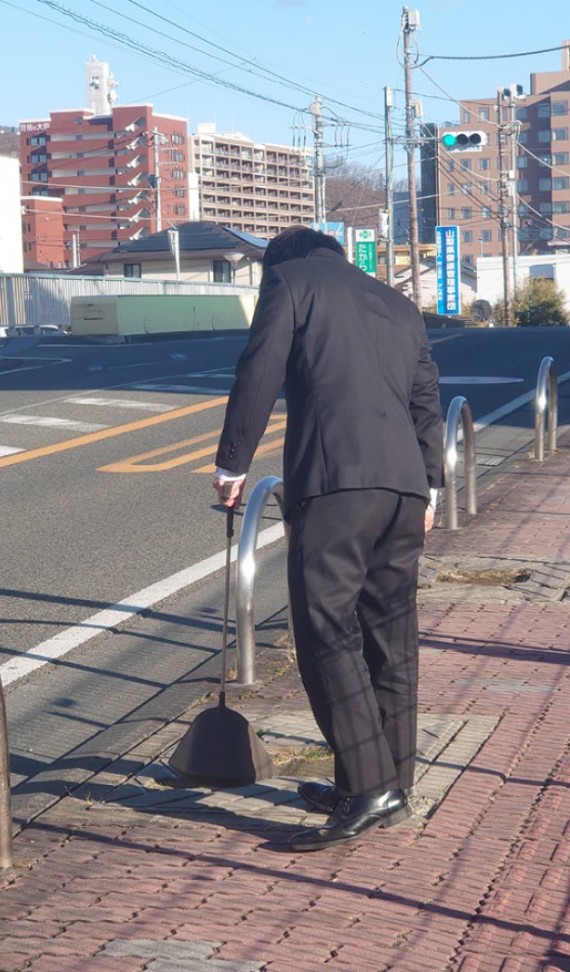社員による清掃活動の写真(歩道)